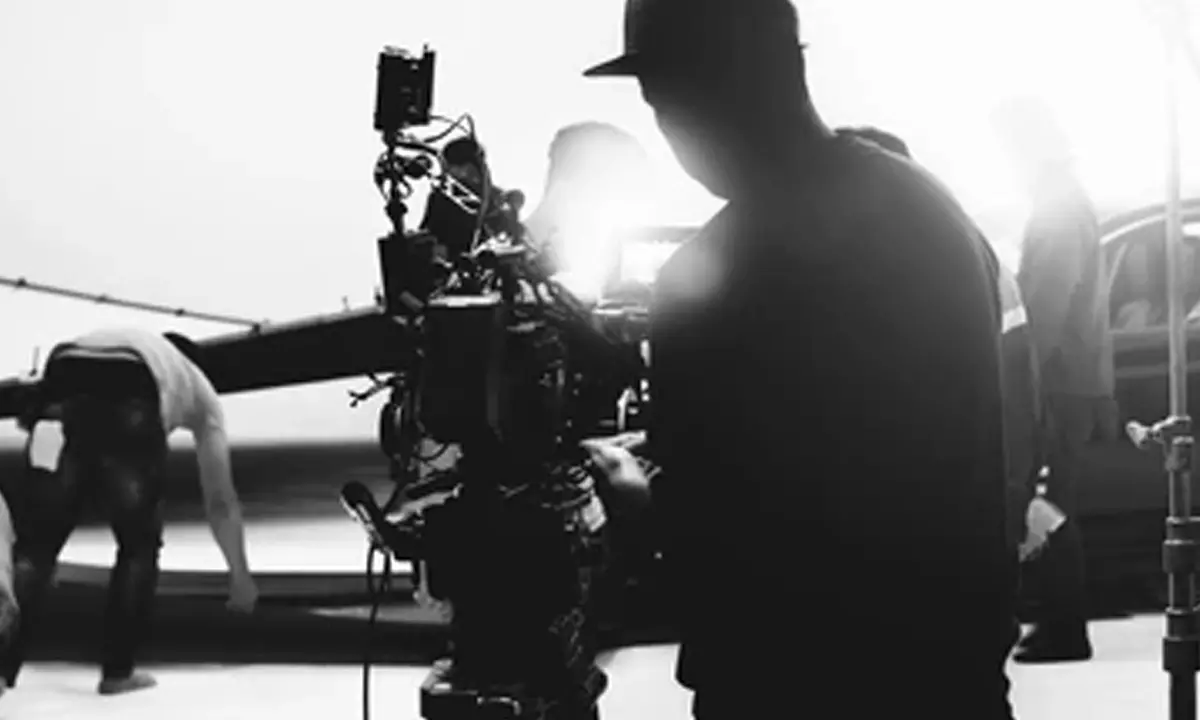 ఎండలు మండుతోన్న రెస్ట్ లెస్ గా హీరోలు!