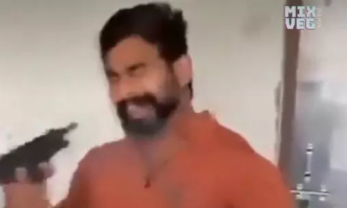 రీల్స్ పిచ్చిలో మరో యువకుడు బలి.. ఏకంగా తుపాకీతో!