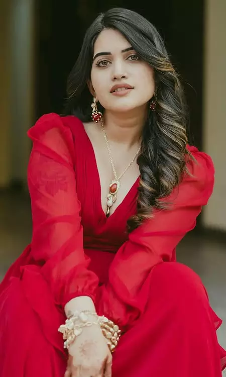 Anchor Sravanthis Stunning Red Gown Look Goes Viral