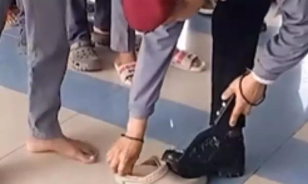 సినిమా సీన్ రిపీట్.. చెప్పుల్లో ఫోన్ దాచిన విద్యార్థి.. కట్ చేస్తే!