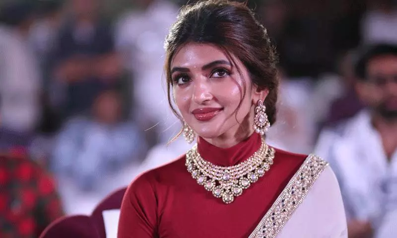 శ్రీలీల‌ను ప‌వ‌ర్‌స్టార్ అయినా బ‌య‌ట‌పడేస్తాడా?