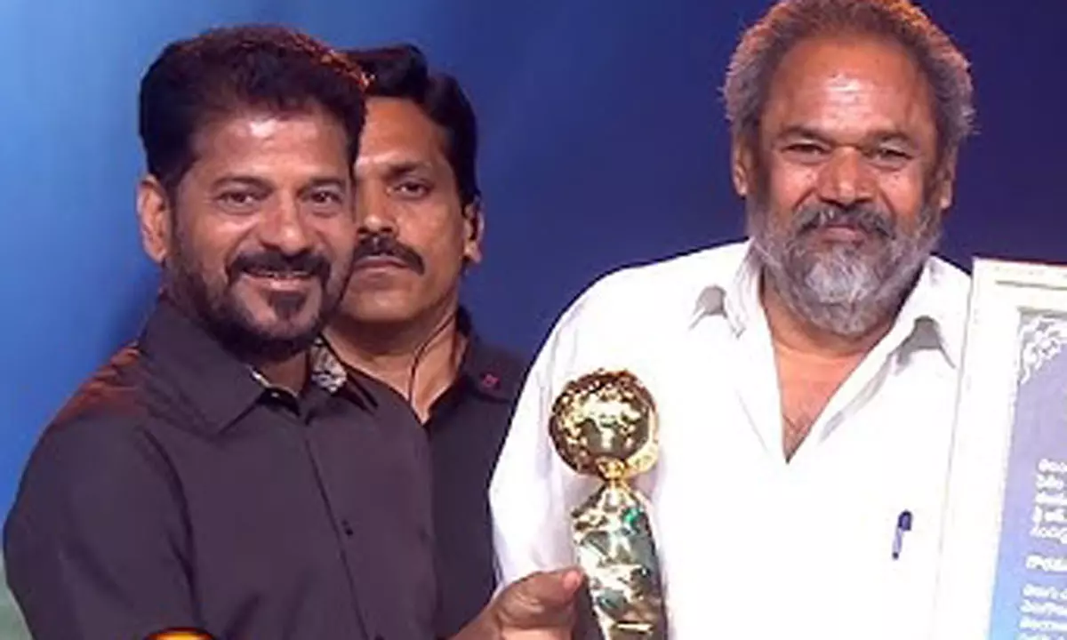 రేవంత్ దూసుకెళుతున్నారు.. నంది అవార్డులు ఇవ్వ‌రా సార్? చంద్ర‌బాబుకి ఆర్.నారాయ‌ణ మూర్తి ద‌ణ్ణం!