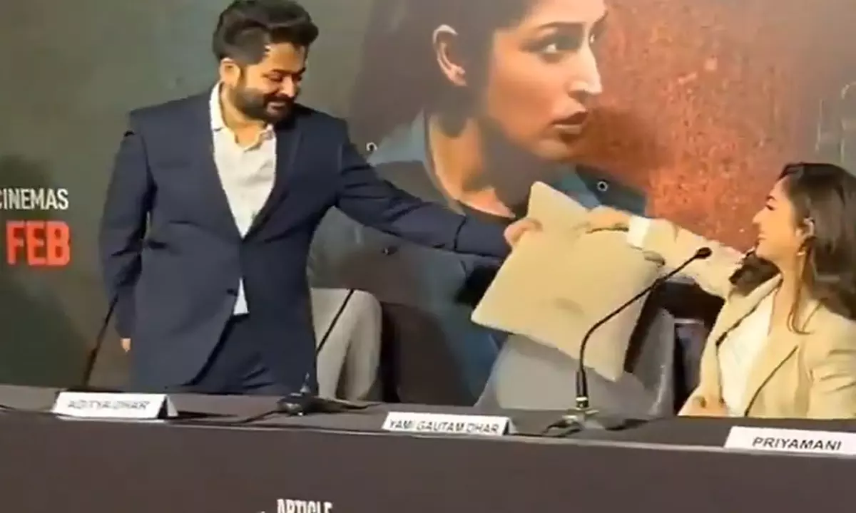 భార్య‌కు త‌ల‌గ‌డ అందించిన ద‌ర్శకుడు.. ప్రేమ గౌర‌వానికి సూచిక‌..