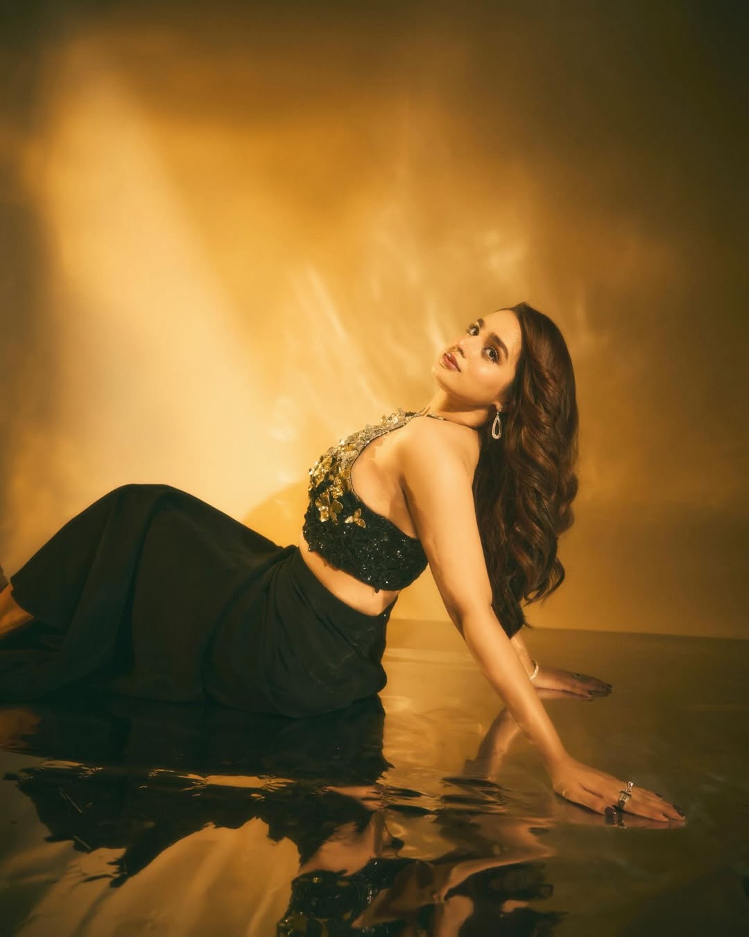Golden Glam: Ayesha Khans Stunning Photoshoot Goes Viral