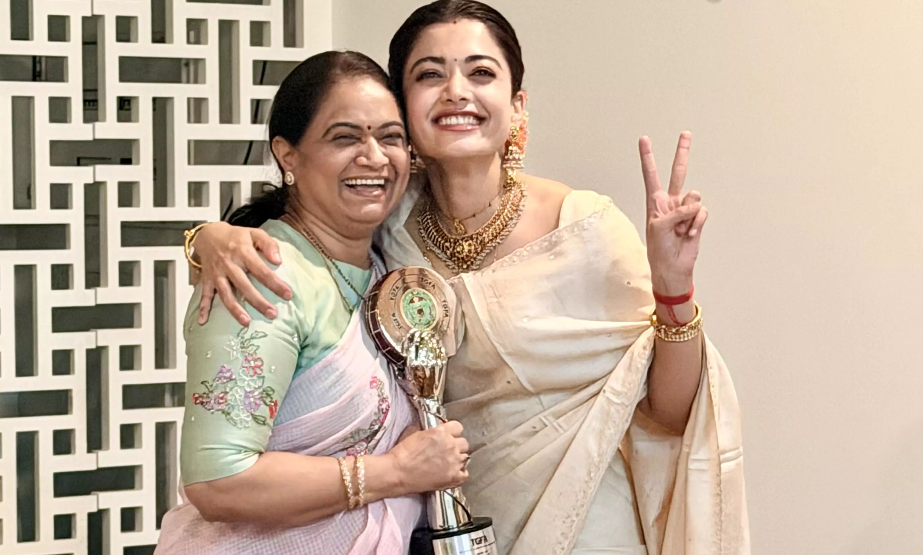 రష్మిక స్పీచ్.. ఎమోషనల్ అయిన అత్త మాధవి!