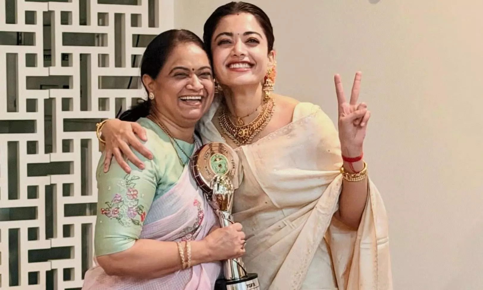 అత్త మ‌న‌సు గెలిచిన ముద్దుల కోడులు!