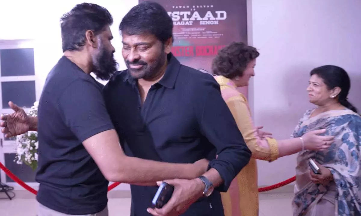 వింటేజ్ సాంగ్ కు పవన్ డ్యాన్స్.. ఫుల్ ఎంజాయ్ చేసిన చిరు..