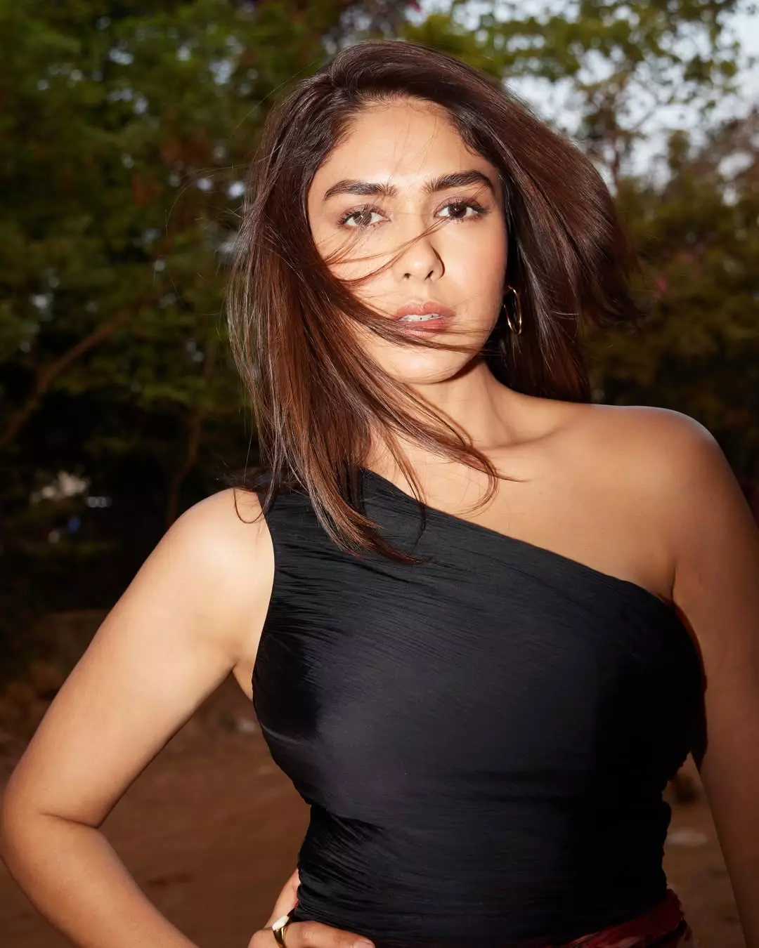 Captivating Charm: Mrunal Thakurs Stunning Photo