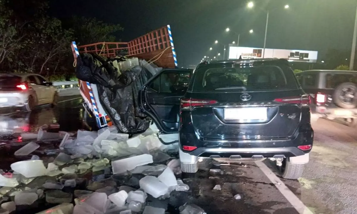 ఓఆర్ఆర్ పై రోడ్డు ప్రమాదం: మాజీ ఎమ్మెల్యే మాగంటి గోపీనాథ్ కుమార్తెలకు తీవ్ర గాయాలు