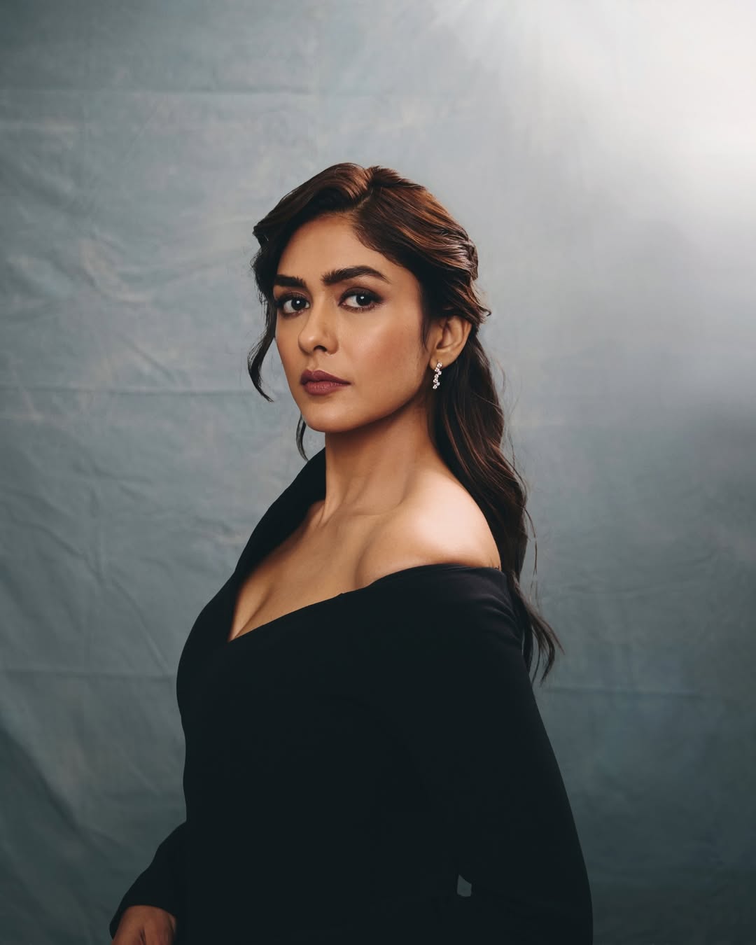 Mrunal Thakur�s Fierce Glow: Dacoit Mode Activated!