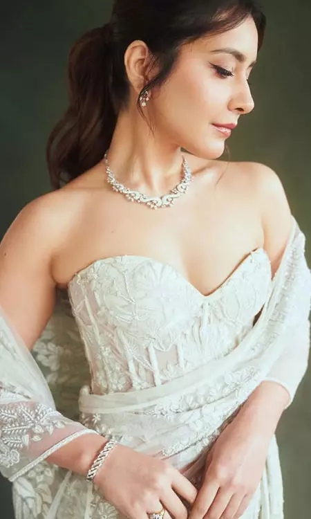 Raashi Khanna’s Simple White Style Goes Viral