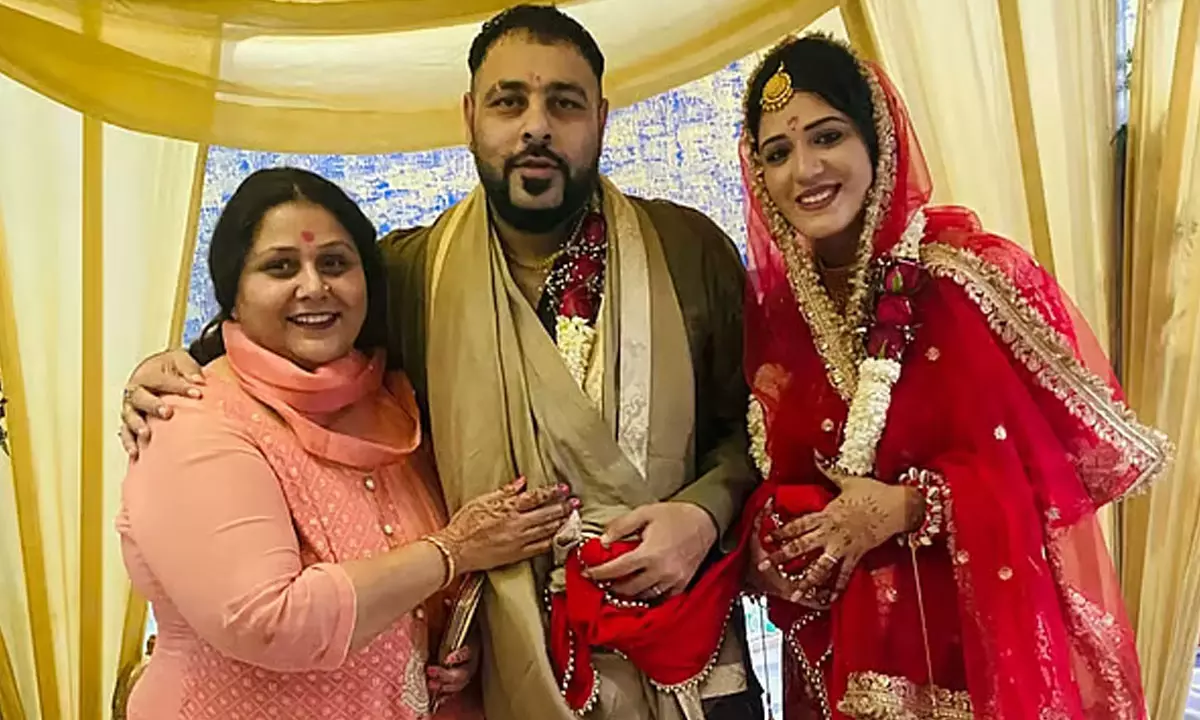 అక‌స్మాత్తుగా పెళ్లాడిన స్టార్ సింగ‌ర్! ఎందుకు ఇంత ర‌హ‌స్యంగా?