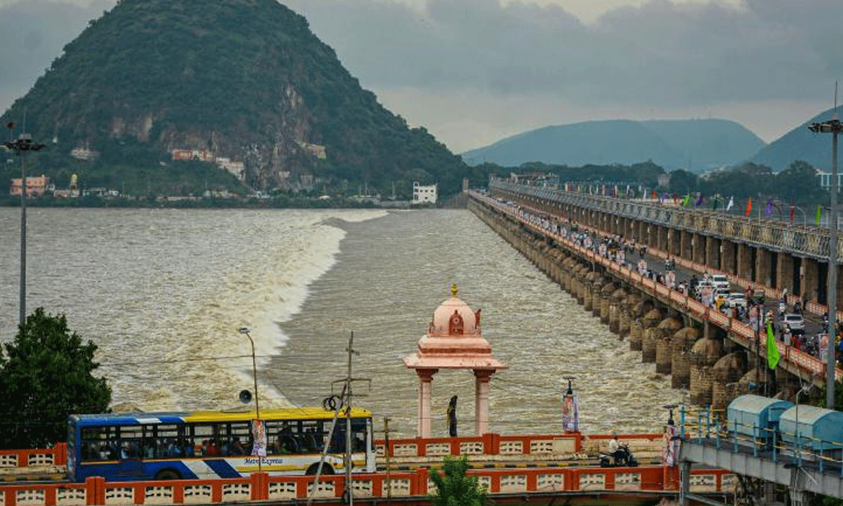 రియల్ రంగంలో ప్రపంచాన్ని వెనక్కు నెడుతున్న బెజవాడ.. కారణం ఇదే..