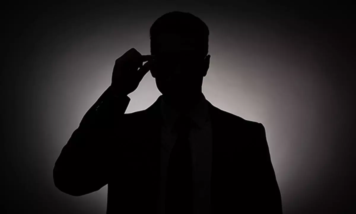 గ్యాంగ్‌స్టర్‌కు భ‌య‌ప‌డి స్టార్ డైరెక్ట‌ర్ ఈ త‌ప్పు చేసాడా?