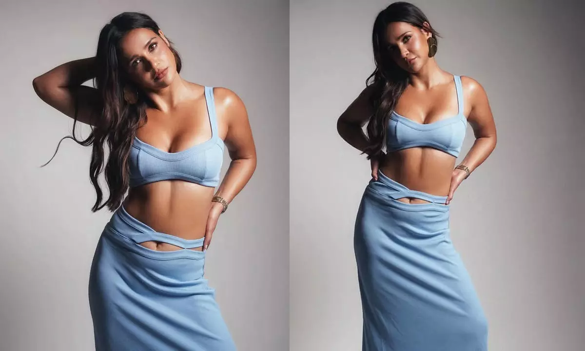 ఆయిషా శర్మ గ్లామర్ డోస్.. కుర్రాళ్లకు ఫుల్ ట్రీట్!