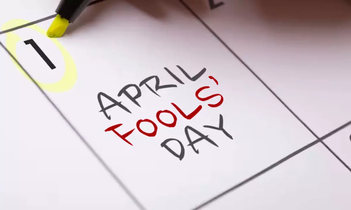 అరే ఫూల్...వెనక్కి తిరిగి చూడకు నువ్వే !