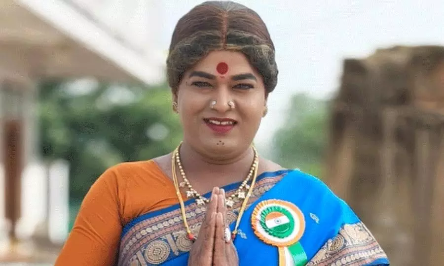 ఫోటో కోసం వచ్చామని చెప్పి జబర్దస్త్ ఫేమ్ కొమురక్కపై దాడి