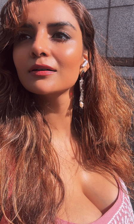 Anveshi Jain Stuns With Sun Kissed Glow and bold outdoor look