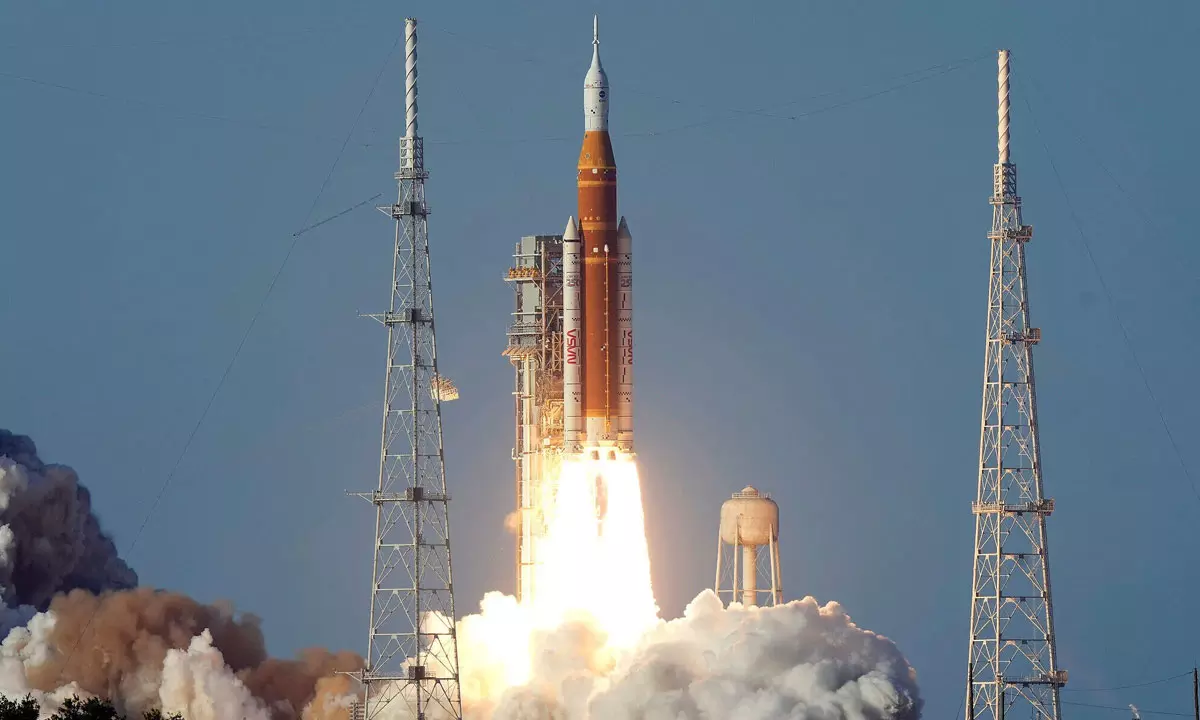 ఆర్టెమిస్-2: చంద్రుడి కక్ష్యలోకి స్మార్ట్‌ఫోన్లు.. అంతరిక్ష చరిత్రలో మరో మైలురాయి