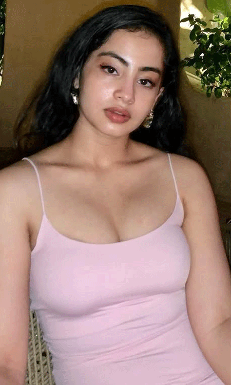 Serene Charm: Shriya Konthams Elegant Style