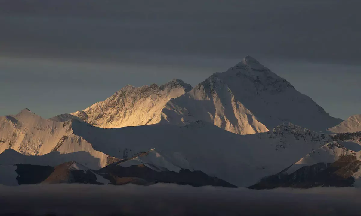 ఎవరెస్ట్ పై భారీ స్కామ్.. ఇన్స్యూరెన్స్ కంపెనీల నుంచి ఏకంగా 186 కోట్ల దోపిడీ.. ఎలా చేస్తున్నారంటే?