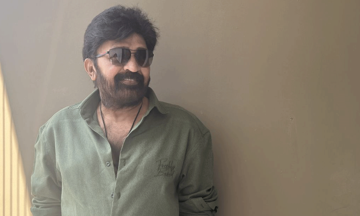 డైరెక్ట‌ర్ల‌కు రైట‌ర్ల‌కు ప‌ని పెట్టిన యాంగ్రీ యంగ్ మెన్‌!