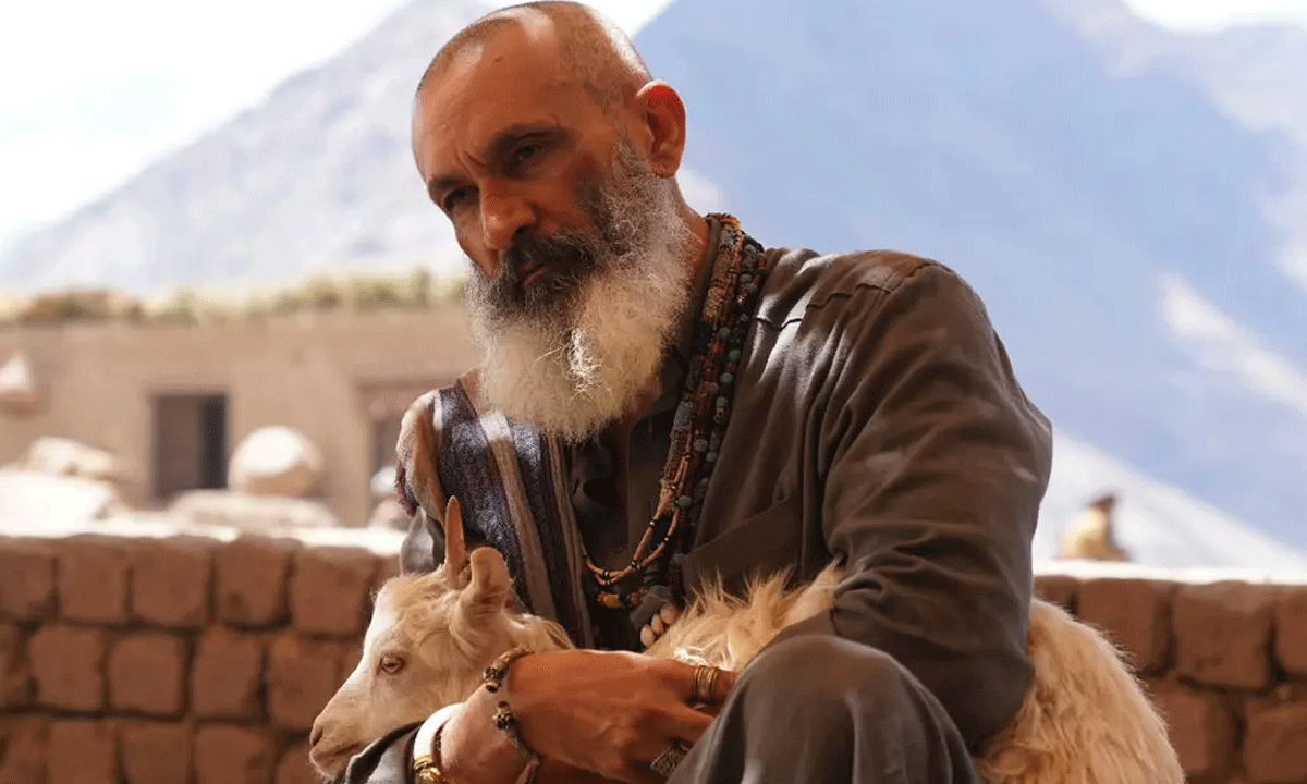 ఎన్టీఆర్ కోసం రంగంలోకి `ధురంధ‌ర్‌` న‌టుడు!