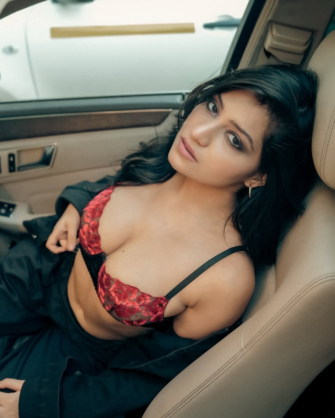 Simran Kaur Sets the Frame on Fire with Bold Glam Look Simran Kaur Sets the Frame on Fire with Bold Glam Look