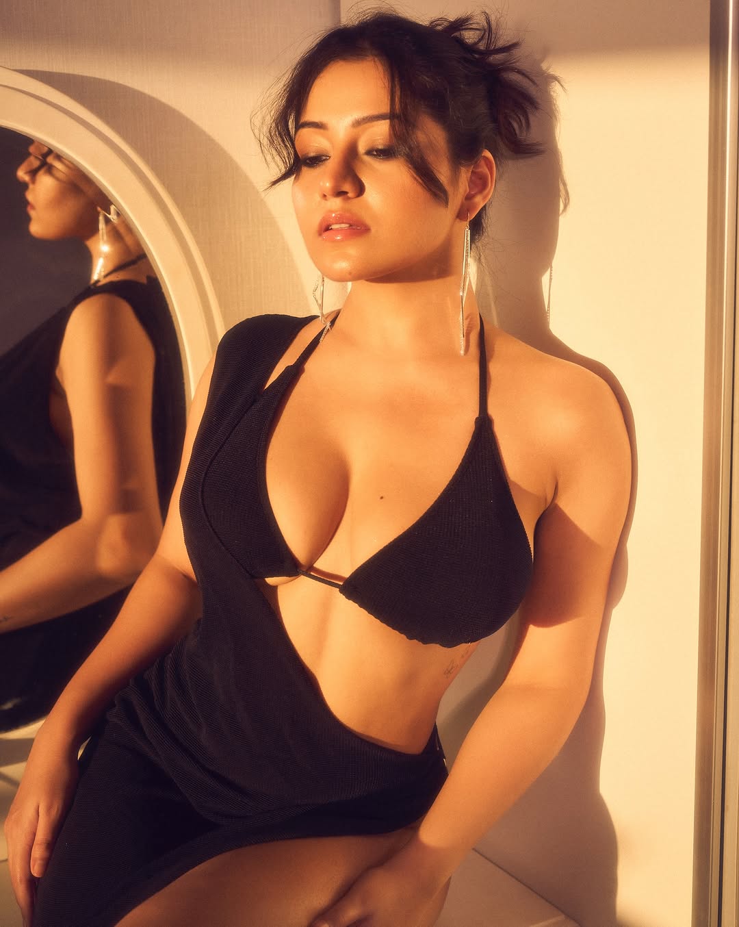 Simran Kaur Sets the Frame on Fire with Bold Glam Look