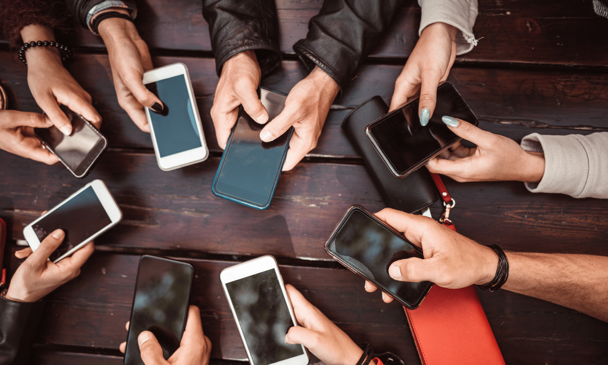 డిజిటల్ మాయాజాలం: టీనేజర్లనే లక్ష్యంగా చేసుకుంటున్న అడల్ట్ కంటెంట్ క్రియేటర్లు!