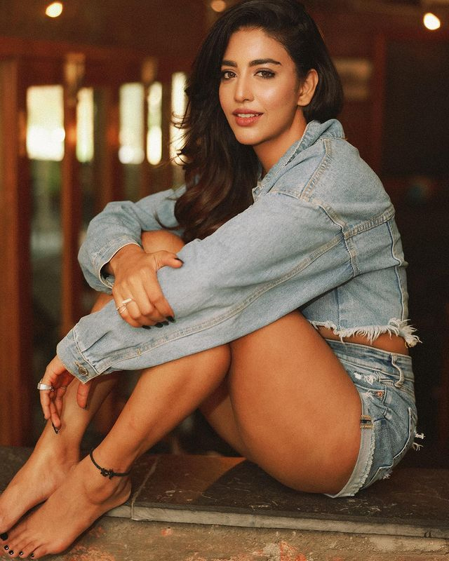 Daksha Nagarkar Serves Chic Vacation Vibes in Style Daksha Nagarkar Serves Chic Vacation Vibes in Style