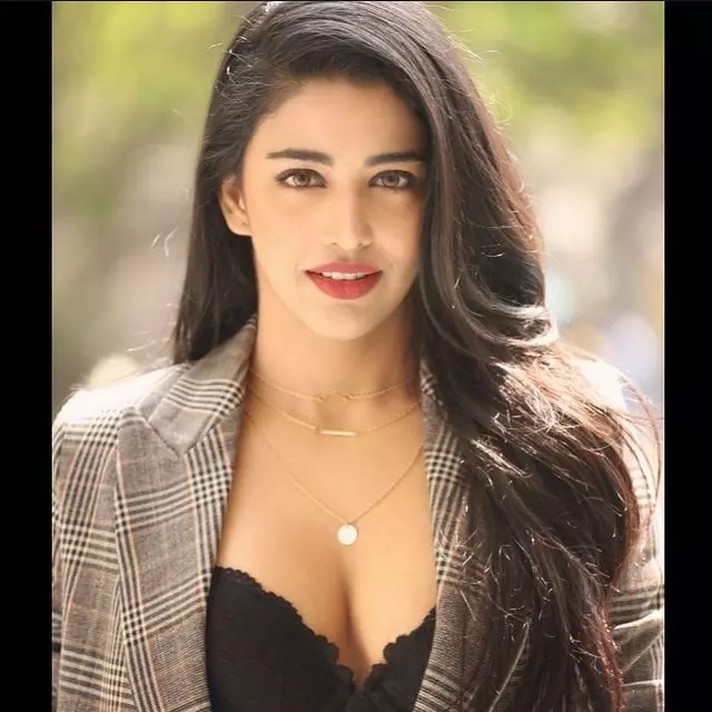 Daksha Nagarkar Serves Chic Vacation Vibes in Style