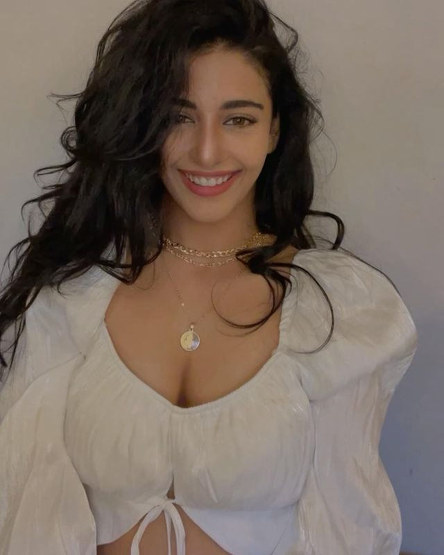 Daksha Nagarkar Serves Chic Vacation Vibes in Style