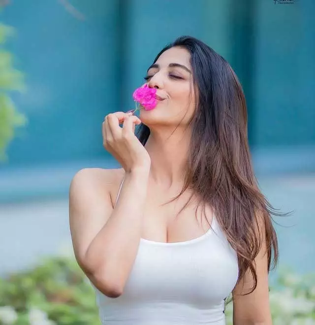 Daksha Nagarkar Serves Chic Vacation Vibes in Style