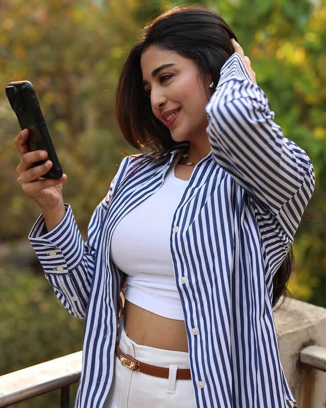 Daksha Nagarkar Serves Chic Vacation Vibes in Style