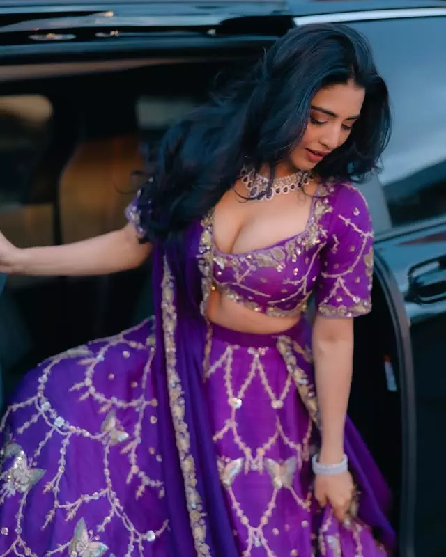 Daksha Nagarkar Serves Chic Vacation Vibes in Style Daksha Nagarkar Serves Chic Vacation Vibes in Style