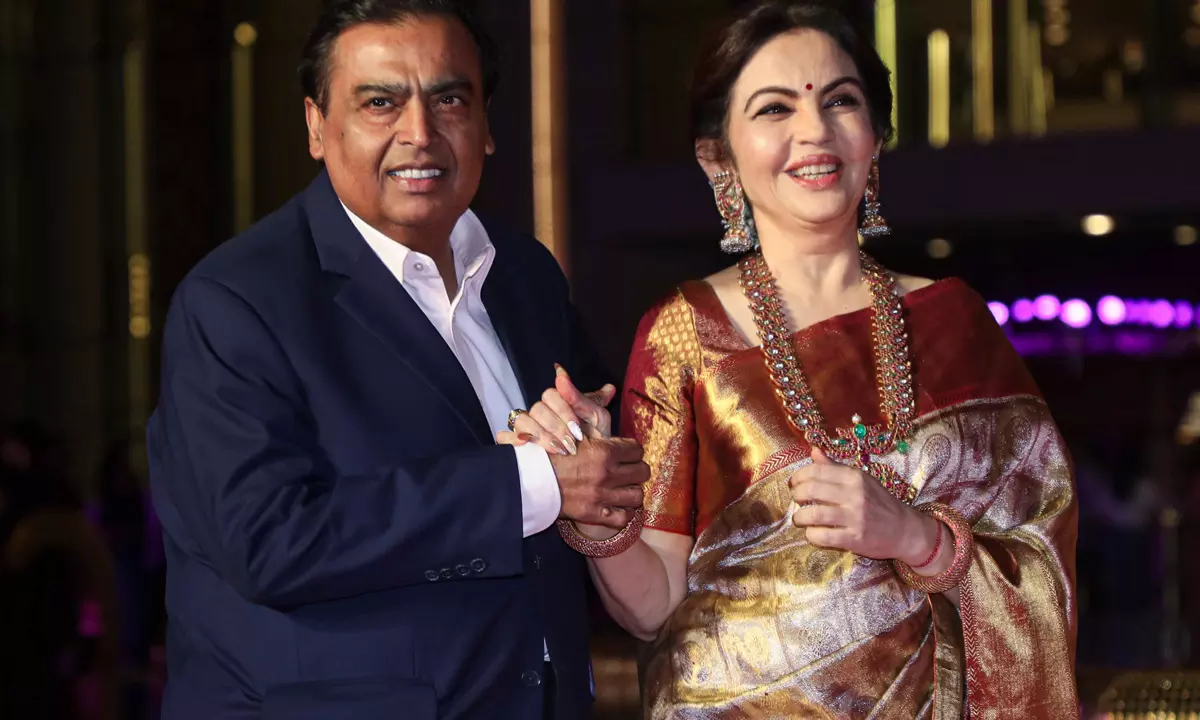 బంగారు చీరలో రాజసం ఉట్టిపడేలా నీతా అంబానీ!