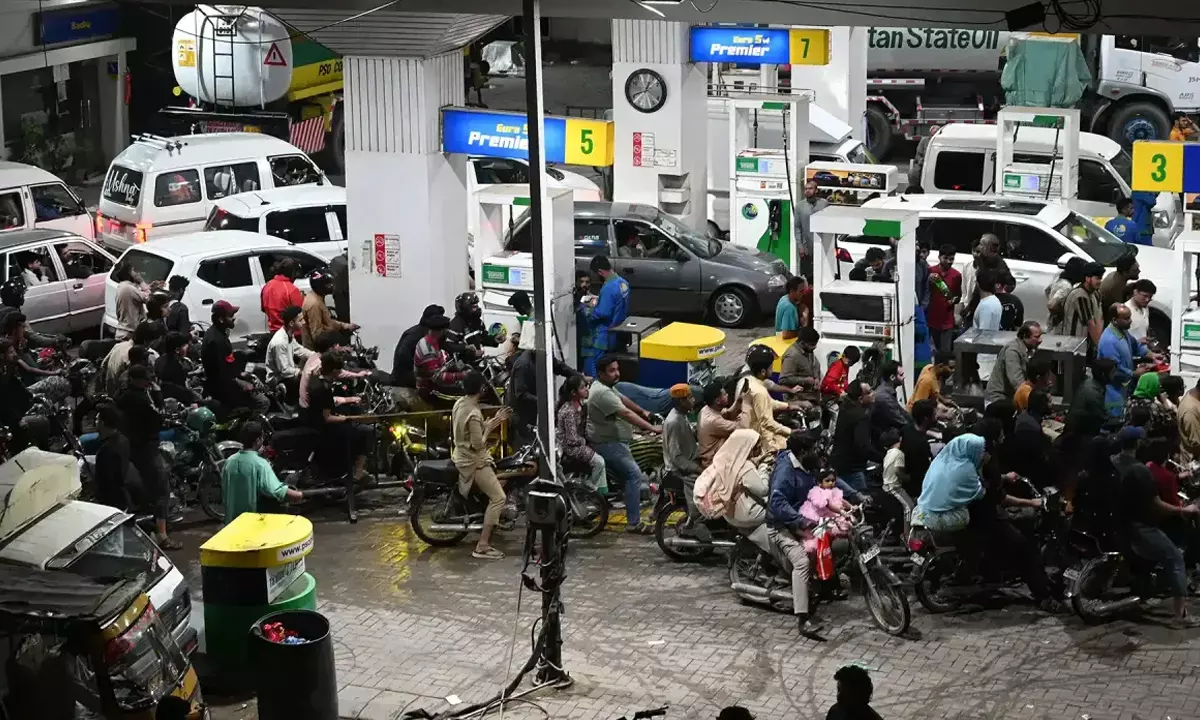 పాకిస్తాన్ లో రూ.80కి తగ్గిన లీటర్ పెట్రోల్ ధర..కారణం ఏంటంటే?