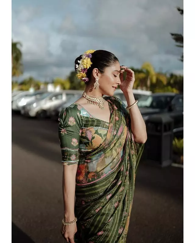 Regina Cassandra Dazzles in Elegant Navy Blue Saree