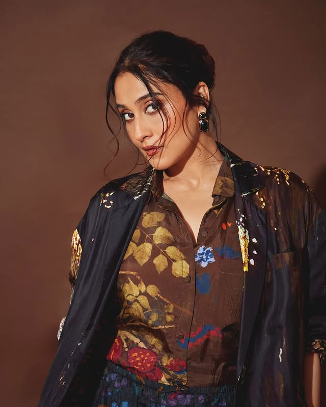 Regina Cassandra Dazzles in Elegant Navy Blue Saree