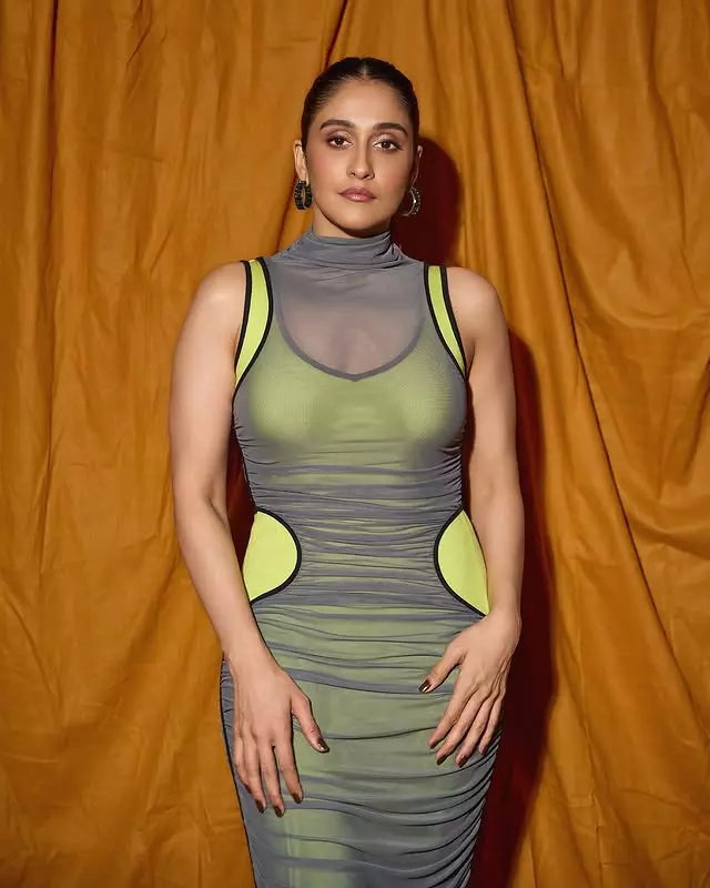 Regina Cassandra Dazzles in Elegant Navy Blue Saree