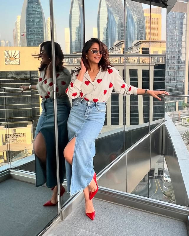 Regina Cassandra Dazzles in Elegant Navy Blue Saree