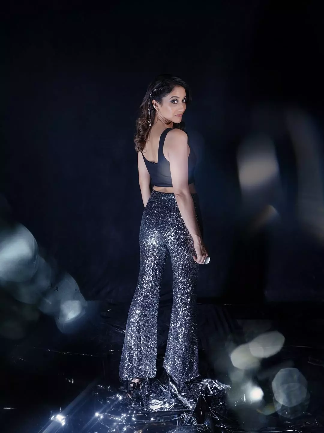 Regina Cassandra Dazzles in Elegant Navy Blue Saree