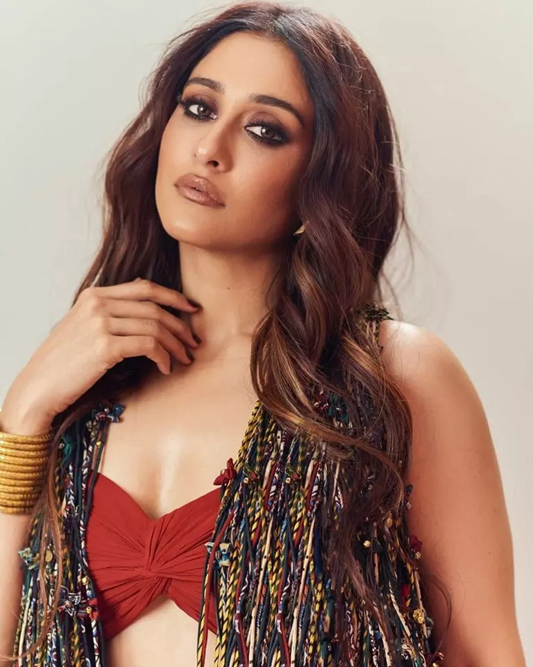 Regina Cassandra Dazzles in Elegant Navy Blue Saree Regina Cassandra Dazzles in Elegant Navy Blue Saree