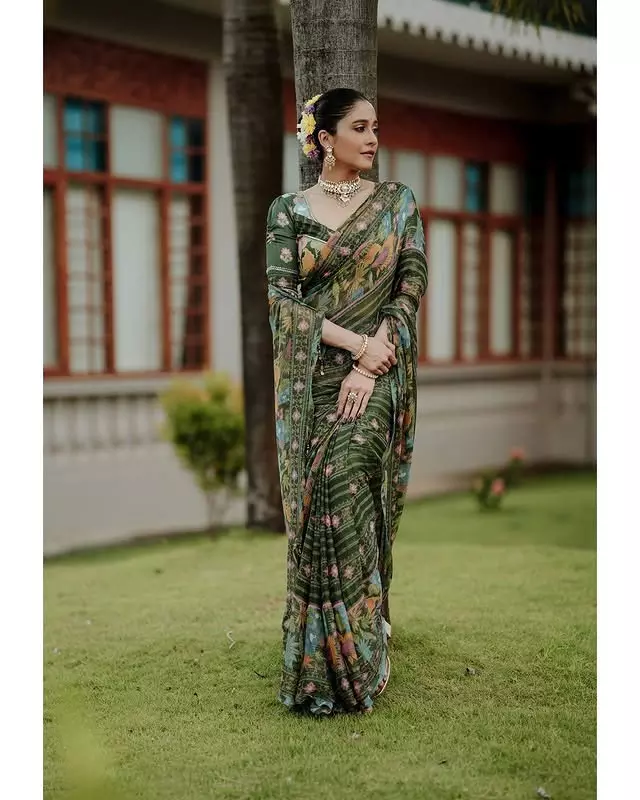 Regina Cassandra Dazzles in Elegant Navy Blue Saree Regina Cassandra Dazzles in Elegant Navy Blue Saree