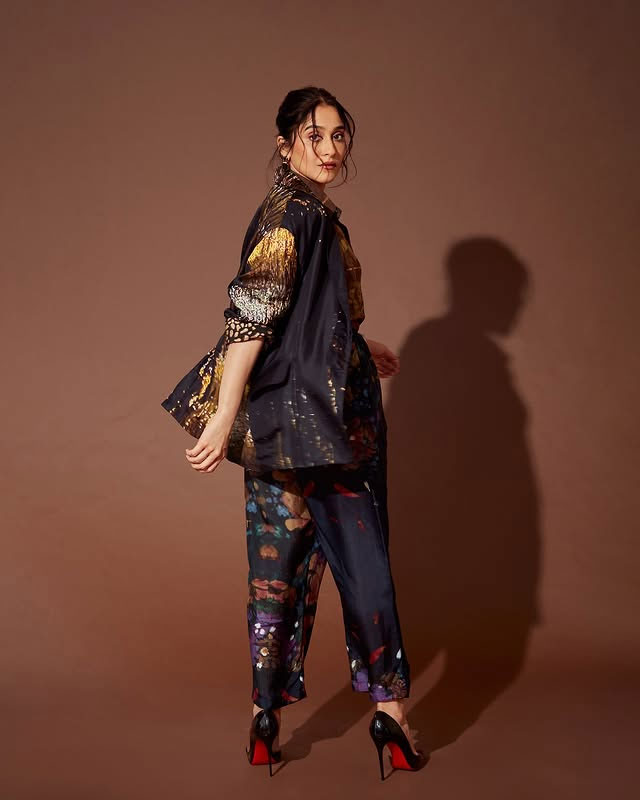 Regina Cassandra Dazzles in Elegant Navy Blue Saree