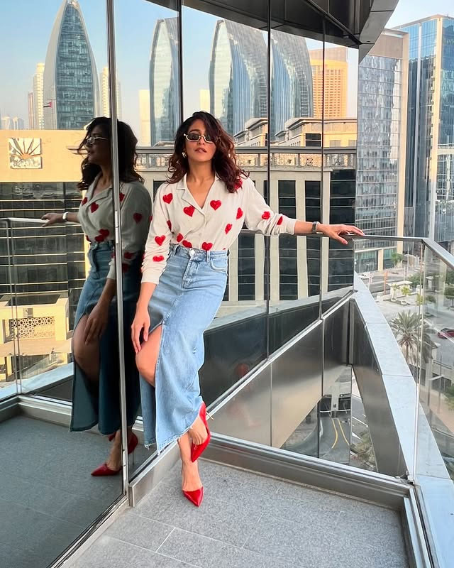 Regina Cassandra Dazzles in Elegant Navy Blue Saree Regina Cassandra Dazzles in Elegant Navy Blue Saree