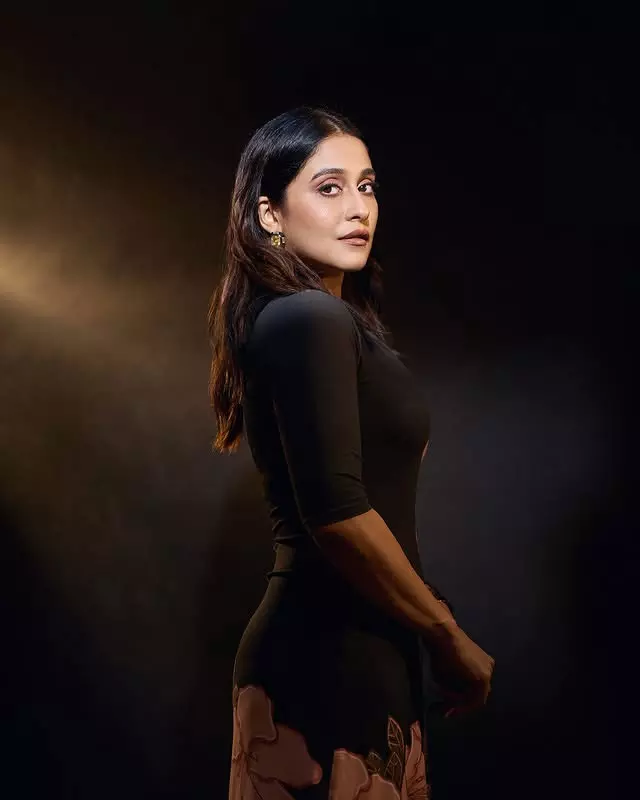 Regina Cassandra Dazzles in Elegant Navy Blue Saree