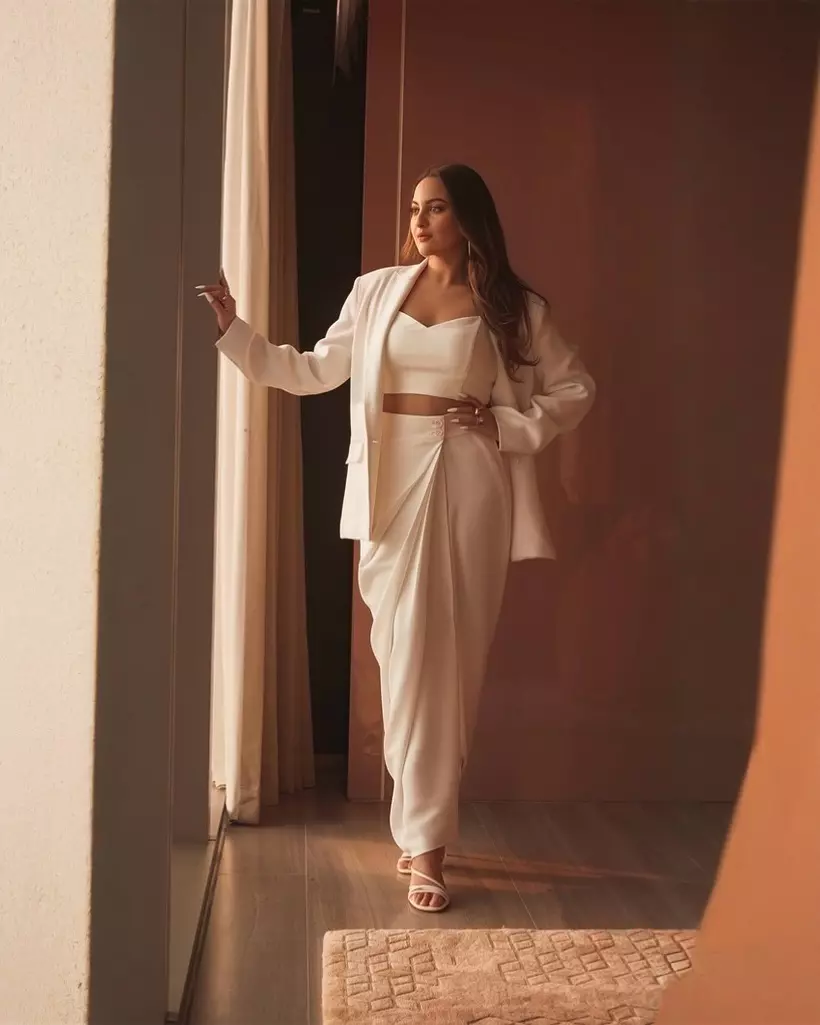 Pretty in Pink: Sonakshi Sinha’s Effortless Glow Pretty in Pink: Sonakshi Sinha’s Effortless Glow