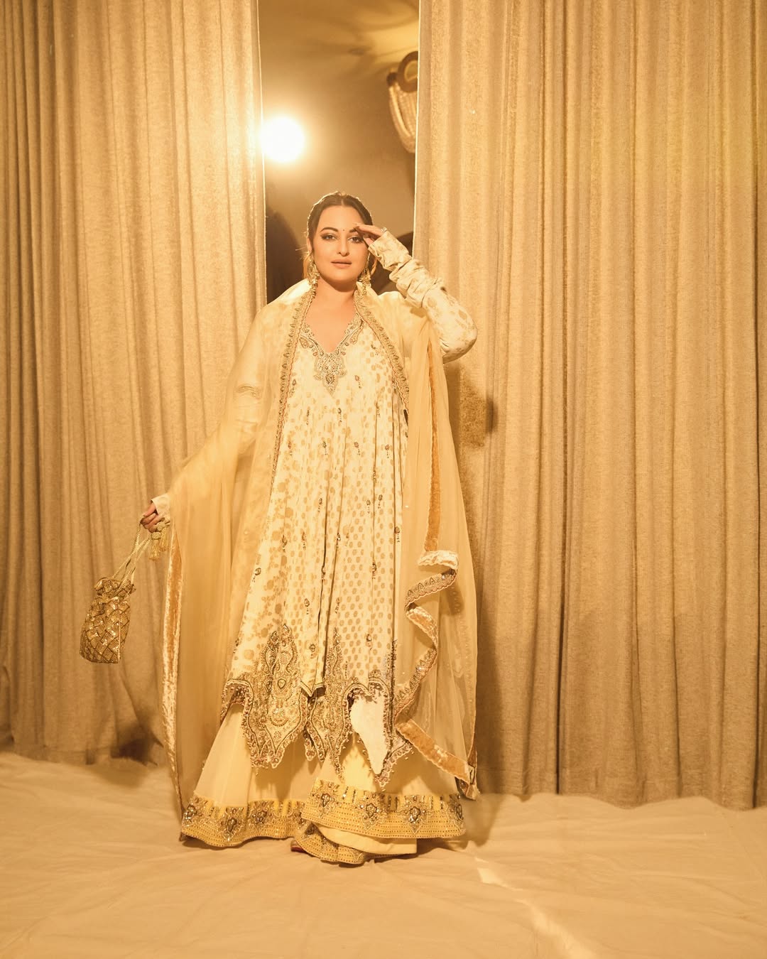 Pretty in Pink: Sonakshi Sinha’s Effortless Glow Pretty in Pink: Sonakshi Sinha’s Effortless Glow